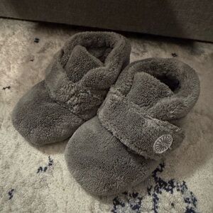 Toddler Slippers- Ugg bixby, 4/5, gray, guc